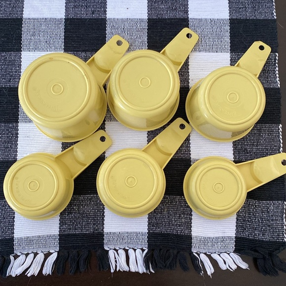 Vintage Tupperware measuring cups - Picture 2 of 3